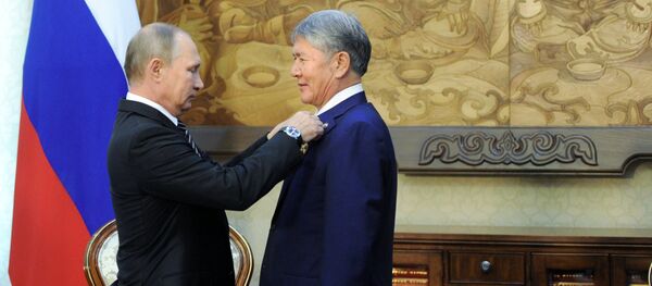 Россиянын президенти Владимир Путин КР президенти Алмазбек Атамбаев менен жолукканда ага Александр Невский атындагы орден тапшырды. - Sputnik Кыргызстан