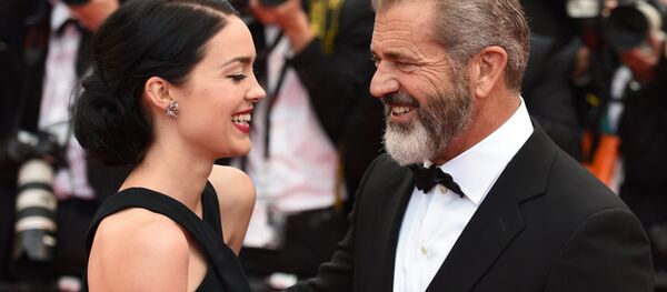 Актер Мэл Гибсон с подругой актрисой и сценаристом Розалинд Росс. Архивное фото - Sputnik Кыргызстан