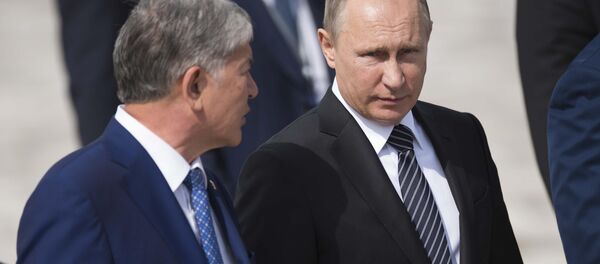 Возложение президентами цветов к Мемориалу памяти погибших в 1916 году в комплексе Ата-Бейит Возложение президентами цветов к Мемориалу памяти погибших в 1916 году в комплексе Ата-Бейит - Sputnik Кыргызстан