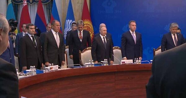 Минута молчания и обращение к узбекскому народу — открытие саммита СНГ Минута молчания и обращение к узбекскому народу — открытие саммита СНГ - Sputnik Кыргызстан