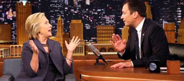Ведущий программы The Tonight Show Джимми Фэллон и гость программы кандидат в президента США Хиллари Клинтон - Sputnik Кыргызстан