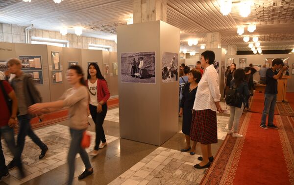 В Национальной библиотеке КР сегодня открылась историко-документальная выставка Россия и Кыргызстан. 1916-2016: вехи совместной истории. - Sputnik Кыргызстан