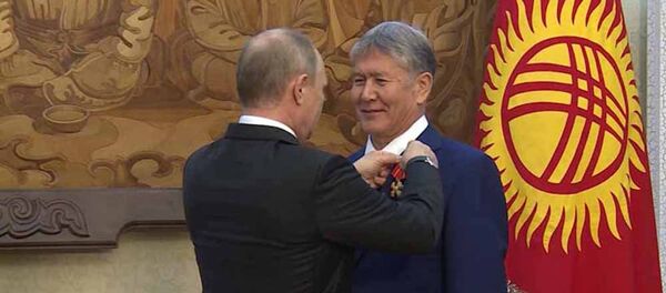 Подарок Путина — кадры награждения Атамбаева орденом Александра Невского - Sputnik Кыргызстан