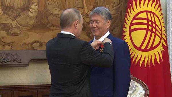 Подарок Путина — кадры награждения Атамбаева орденом Александра Невского - Sputnik Кыргызстан