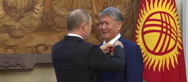 Алмазбек Атамбаев Александр Невский ордени менен сыйланды - Sputnik Кыргызстан