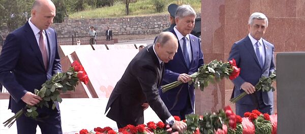 Возложение цветов к мемориалу жертвам Уркуна — кадры с Ата-Бейита Возложение цветов к мемориалу жертвам Уркуна — кадры с Ата-Бейита - Sputnik Кыргызстан