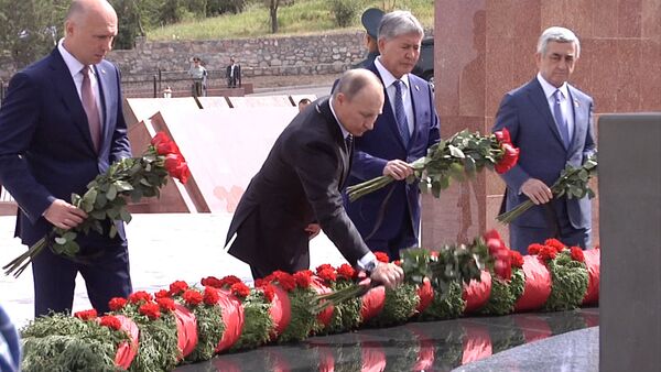 Возложение цветов к мемориалу жертвам Уркуна — кадры с Ата-Бейита - Sputnik Кыргызстан