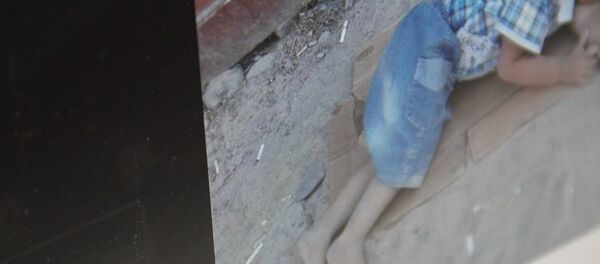 Фото с социальной сети Facebook. 3-летний мальчик по имен Исхак спит на картоне. - Sputnik Кыргызстан