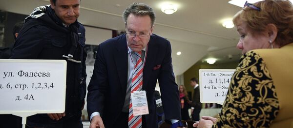 Специальный координатор Парламентской Ассамблеи ОБСЕ Илкка Канерва (в центре) в единый день голосования на избирательном участке № 141 в Москве. - Sputnik Кыргызстан