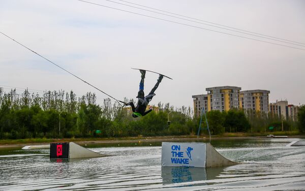 В рамках первенства проводилось катание на водных лыжах и скейте, а также состоялось выступление райдеров, исполнивших сложные трюки - Sputnik Кыргызстан