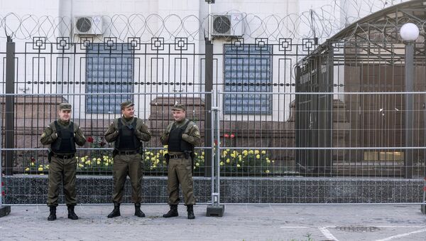 Сотрудники службы безопасности у посольства Российской Федерации в Киеве, где проходят выборы в единый день голосования. - Sputnik Кыргызстан