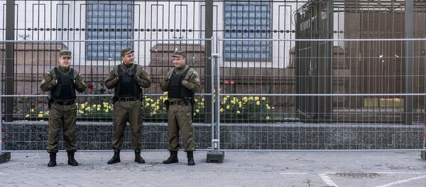 Сотрудники службы безопасности у посольства Российской Федерации в Киеве, где проходят выборы в единый день голосования. - Sputnik Кыргызстан