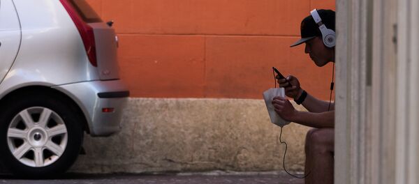 Архивное фото мужчины в наушниках Архивное фото мужчины в наушниках - Sputnik Кыргызстан