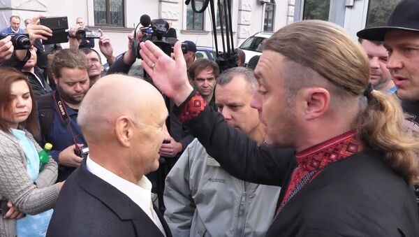 Протестующие у посольства РФ в Киеве не пропускали пришедших на выборы россиян - Sputnik Кыргызстан