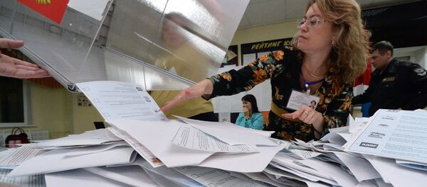 Члены избирательной комиссии во время подсчета голосов на одном из избирательных участков в единый день голосования. Архивное фото - Sputnik Кыргызстан