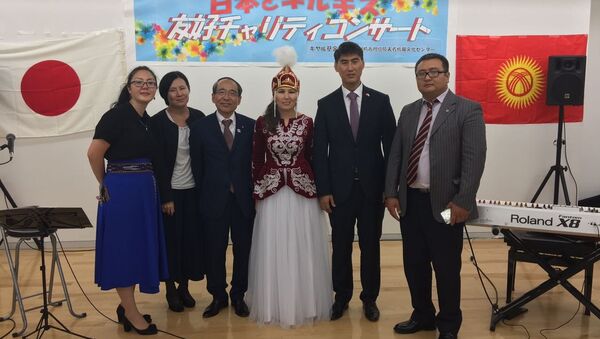 Слабовидящая певица из Кыргызстана Гулюм Касымбаев(в центре) после концерта в Японии - Sputnik Кыргызстан