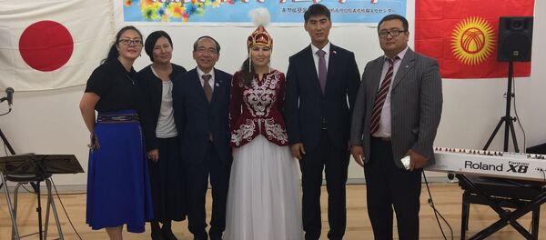 Слабовидящая певица из Кыргызстана Гулюм Касымбаев(в центре) после концерта в Японии - Sputnik Кыргызстан