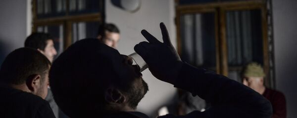 Мужчина распивает алкоголь. Архивное фото - Sputnik Кыргызстан