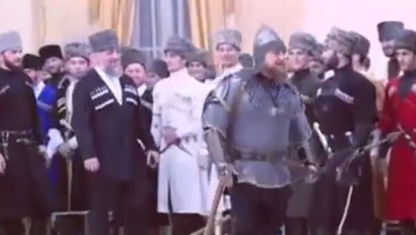 Рамзан Кадыров пришел на праздник в шлеме, латах и с мечом - Sputnik Кыргызстан