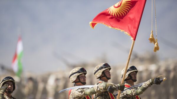 Военные Кыргызстана с флагом. Архивное фото - Sputnik Кыргызстан
