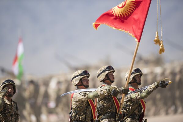 Кыргызстанские военнослужащие чеканят шаг - Sputnik Кыргызстан