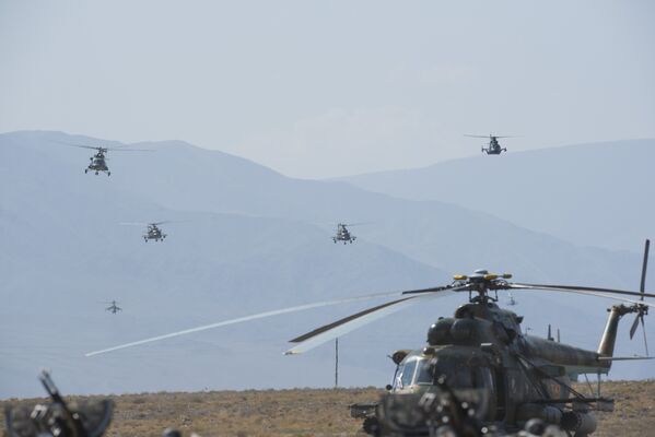 Вертолетная эскадрилья проводит маневры - Sputnik Кыргызстан