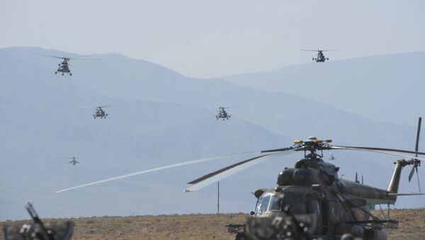 Вертолетная эскадрилья проводит маневры на учениях ШОС Мирная миссия — 2016 на Иссык-Куле - Sputnik Кыргызстан