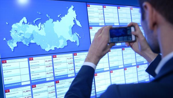 Информационные экраны в Центральной избирательной комиссии в единый день голосования. - Sputnik Кыргызстан