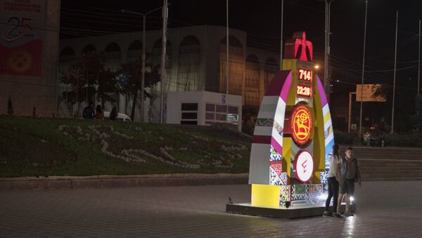 Часы, установленные на центральной площади Ала-Тоо в Бишкеке начали обратный - Sputnik Кыргызстан