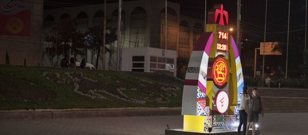 Часы, установленные на центральной площади Ала-Тоо в Бишкеке начали обратный Часы, установленные на центральной площади Ала-Тоо в Бишкеке начали обратный - Sputnik Кыргызстан