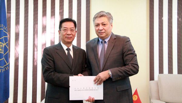Новый посол Китая в Кыргызстане Сяо Цинхуа вручает копии верительных грамот министру иностранных дел КР Эрлану Абдылдаеву - Sputnik Кыргызстан