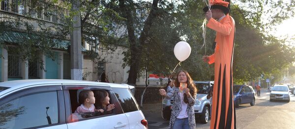 Артисты московского цирка на рейде сотрудников ПМ Внимание, дети!, Пешеход и Ремень безопасности - Sputnik Кыргызстан