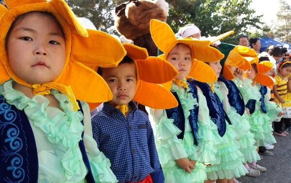 Дети на фестивале меда в Кара-Кулжинском районе - Sputnik Кыргызстан