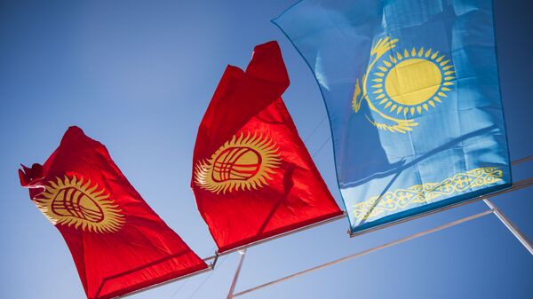 Кыргызстандын жана Казакстандын желектери. Архив - Sputnik Кыргызстан