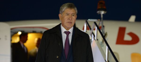 Президент Алмазбек Атамбаевдин архивдик сүрөтү - Sputnik Кыргызстан