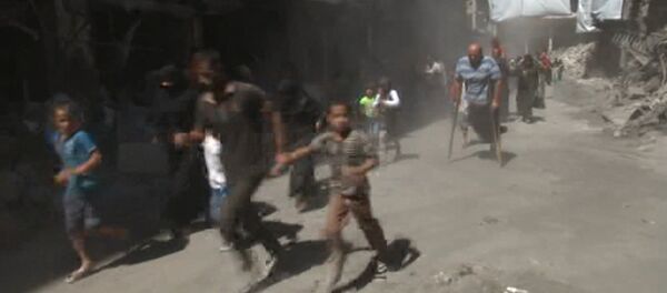 Жители Алеппо сквозь дым и под звуки стрельбы бежали по гуманитарному коридору - Sputnik Кыргызстан