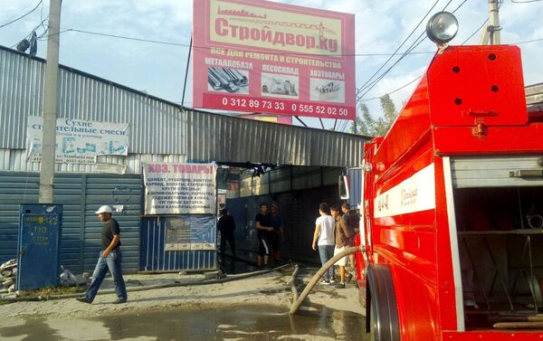 В Бишкеке произошло возгорание контейнера со строительными материалами, сообщает пресс-служба МЧС - Sputnik Кыргызстан