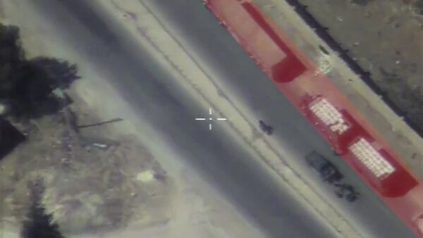 Кадры наблюдения за гумконвоем в Сирии. Съемка с беспилотника Минобороны РФ - Sputnik Кыргызстан