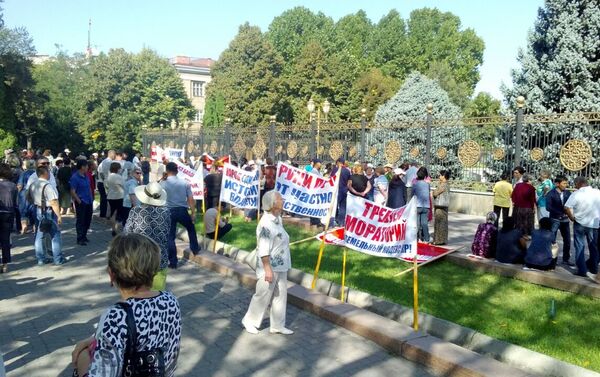 Возле здания Жогорку Кенеша в Бишкеке проходит митинг против принятия поправок в Земельный кодекс, позволяющих изымать у граждан частные земельные участки для общественных нужд - Sputnik Кыргызстан