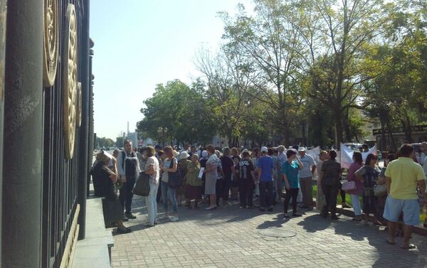 Протестующие стоят с транспарантами Руки прочь от частной собственности, Требуем моратория на Земельный кодекс КР и другими. - Sputnik Кыргызстан