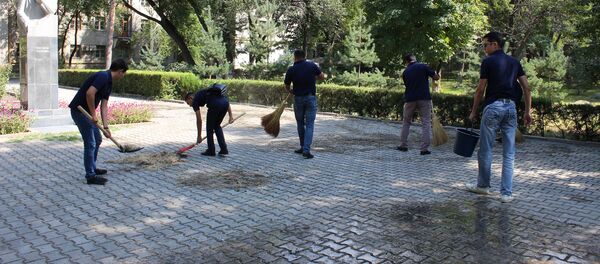 Сотрудники банков убирают территории памятника в рамках эстафеты Наши памятники — наша память - Sputnik Кыргызстан