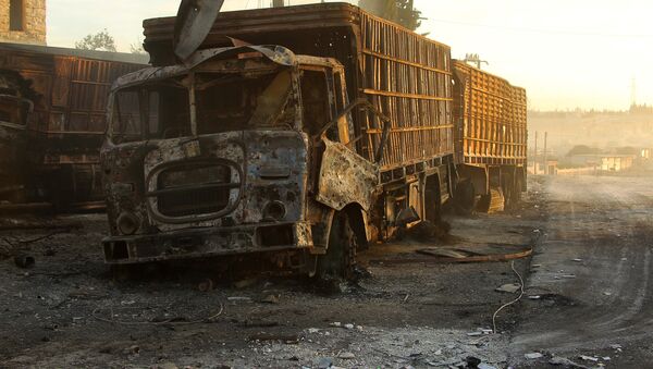 Поврежденный грузовик который подвергся обстрелу в районе Урум аль-Кубра к северо-западу от города Алеппо - Sputnik Кыргызстан