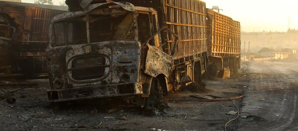Поврежденный грузовик который подвергся обстрелу в районе Урум аль-Кубра к северо-западу от города Алеппо - Sputnik Кыргызстан