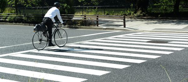 Архивное фото велосипедиста в рубашке Архивное фото велосипедиста в рубашке - Sputnik Кыргызстан
