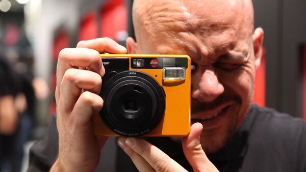 Leica для любителей – компания представила пленочную камеру мгновенной печати - Sputnik Кыргызстан