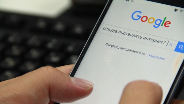 Мужчина набирает на поисковике Google Откуда поставлять интернет? - Sputnik Кыргызстан