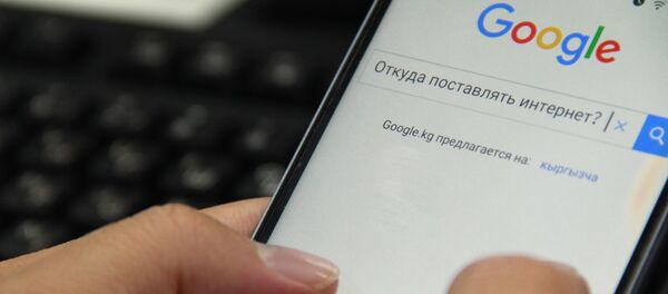 Мужчина набирает на поисковике Google Откуда поставлять интернет? - Sputnik Кыргызстан