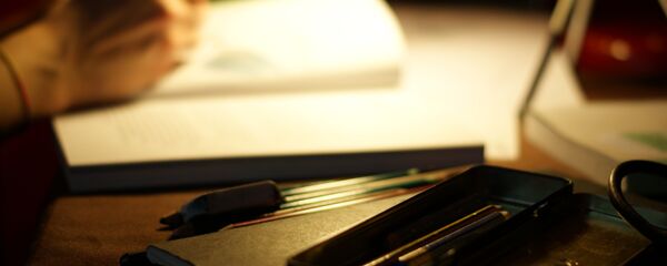 Девушка пишет на блокноте - Sputnik Кыргызстан