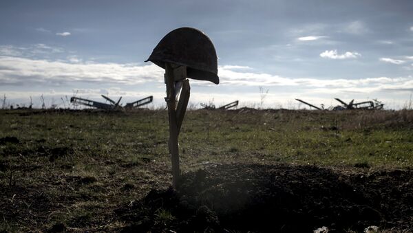 Каска погибшего солдата на могиле. Архивное фото - Sputnik Кыргызстан