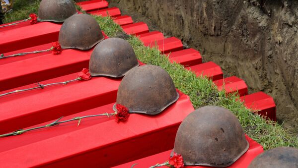 Каски и гвоздики на гробах. Архивное фото - Sputnik Кыргызстан